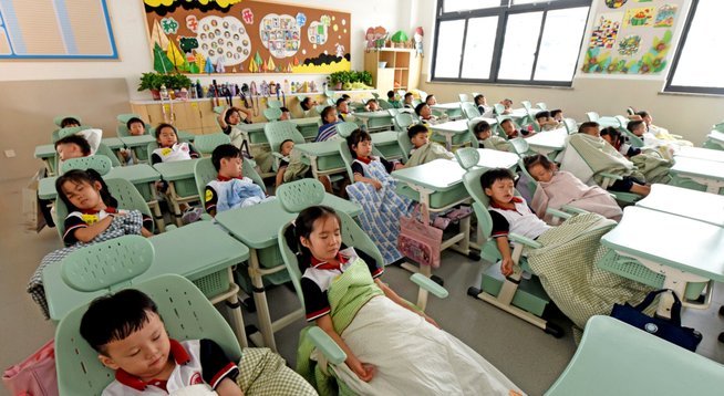 多地学校推行“躺平”午休模式